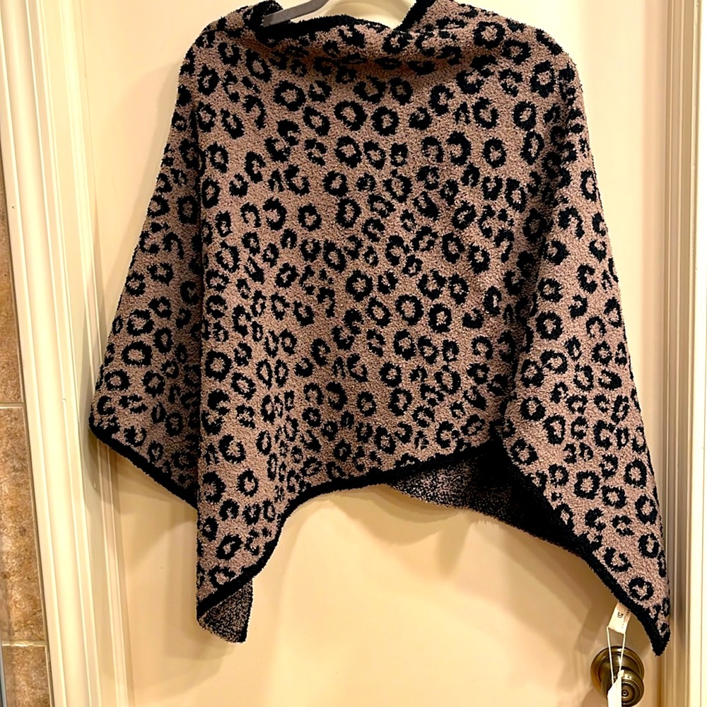 NWT, SET Comfyluxe poncho and hat set, One Size Fits Most